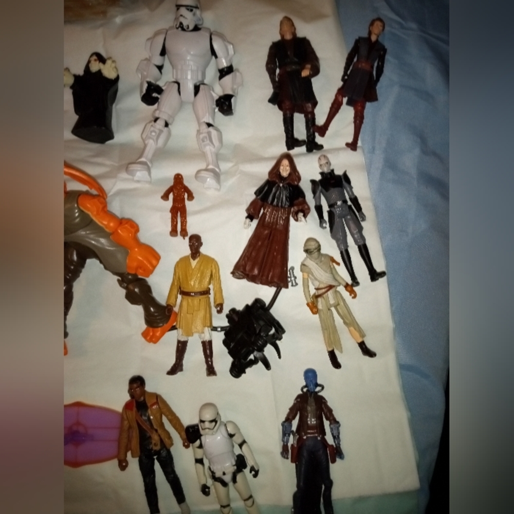Lot of Star Wars figurines, Tie Fighter, X Wing, Etc